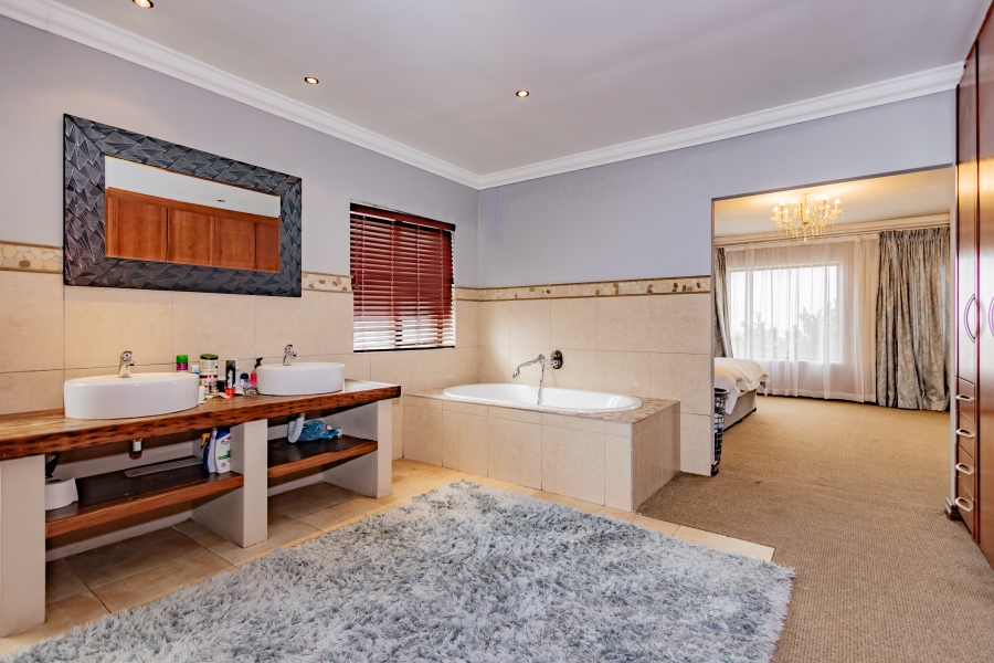 5 Bedroom Property for Sale in Haasendal Western Cape